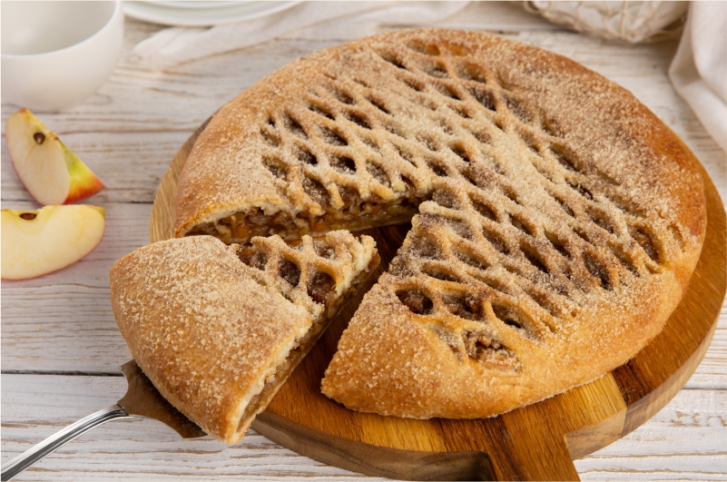 Пирог с яблоком и корицей